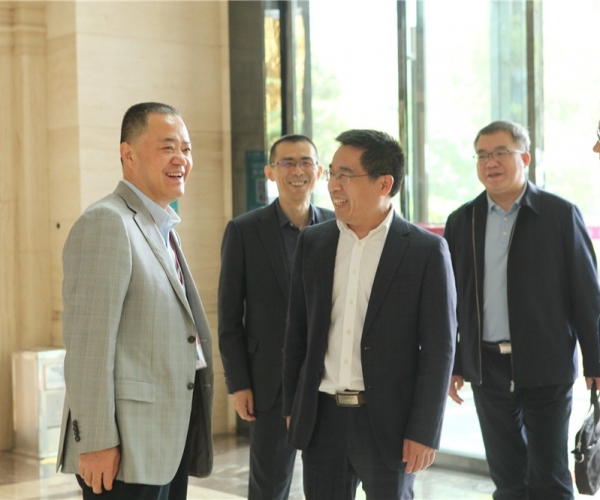 商务部国家茧丝绸协调办公室副司长陈平，河池市委常委、副市长杜际鹏莅临调研指导