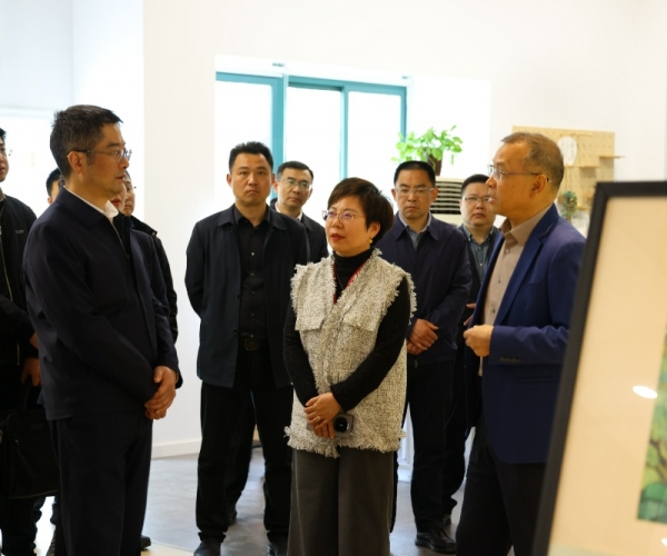 许小月市长一行莅临bwin集团官网丝绸调研指导  赋能老字号与丝绸产业高质量发展